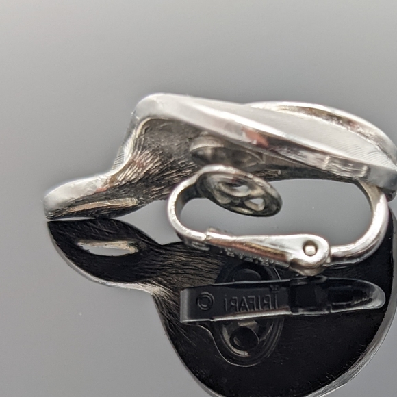 Trifari Swirl Leaf Clip On Earrings Silver Tone Vintage Fine Line Brushed - Picture 7 of 7